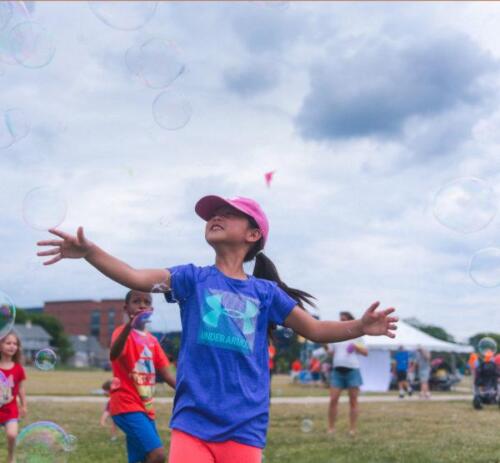 Kite-Fest-2018-girl-with-bubbles